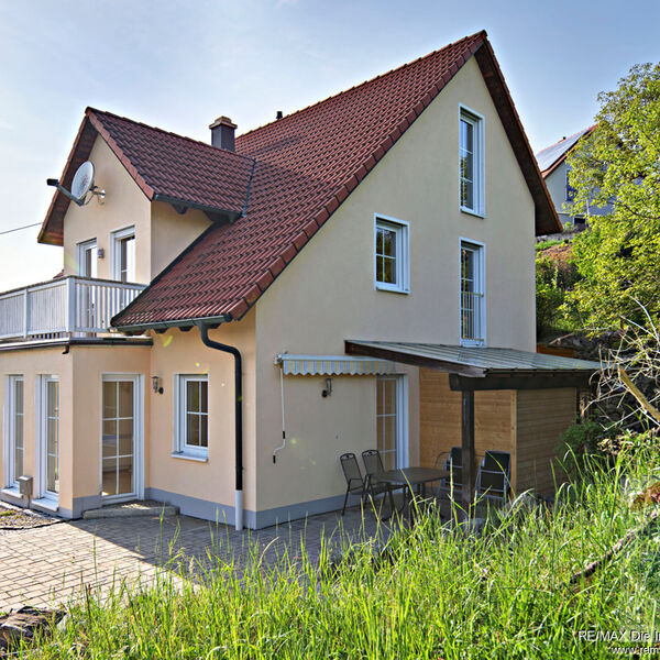 Modernes Einfamilienhaus mit großem Garten