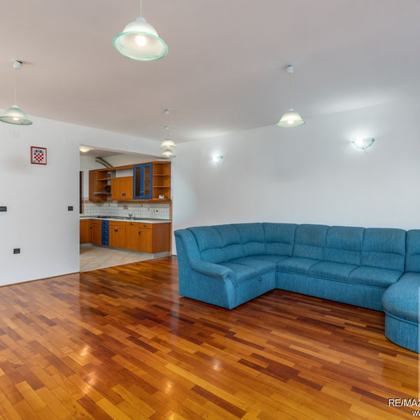 *ZWEIGESCHOSSIGE WOHNUNG 146 m2, GARAGE, HOF*