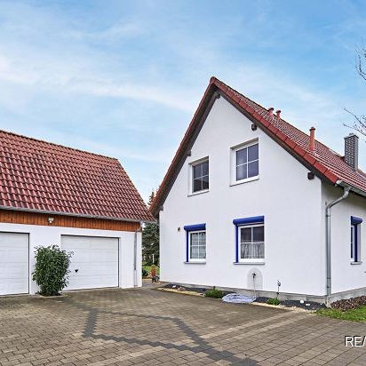 Modernes Einfamilienhaus mit großem Garten in ruhiger Lage