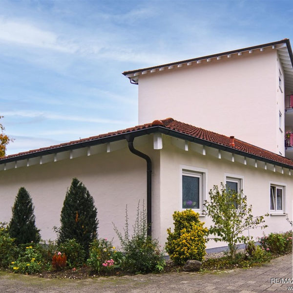 Schöne 3-Zimmer-Wohnung mit Terrasse, Garten und fünf Stellplätzen