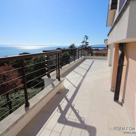 MAISONETTE WOHNUNG MIT 2 BALKONEN UND MEERBLICK