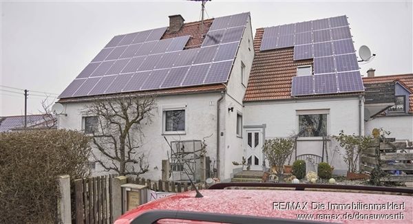 Zwei Häuser mit großer Halle, Garten und zahlreichen Lagermöglichkeiten zu Wohn- oder Gewerbezwecken.
Photovoltaik mit 33 13 kwp